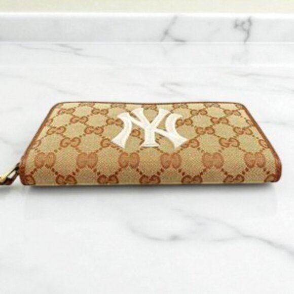NWT authentic Gucci New York Yankees patch™ Cluthch In brown wallet - Picture 3 of 4